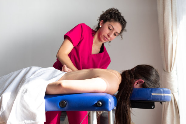 在家和理疗师一起按摩图片下载