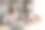 快乐的老夫妇在家里录声音。图片下载