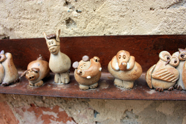 小的特殊的陶瓷和陶俑描绘可爱的小动物图片下载