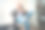 穿着开襟羊毛衫和牛仔裤、袜子的中年男子坐在阳台上，用智能手机聊天时露出了微笑。日常生活方式照片与现代设备概念形象..图片下载