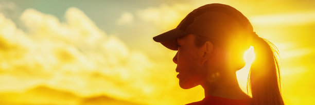 女人轮廓走在外面看向一边的动机。健康积极的生活方式。人生目标、抱负、挑战。图片下载