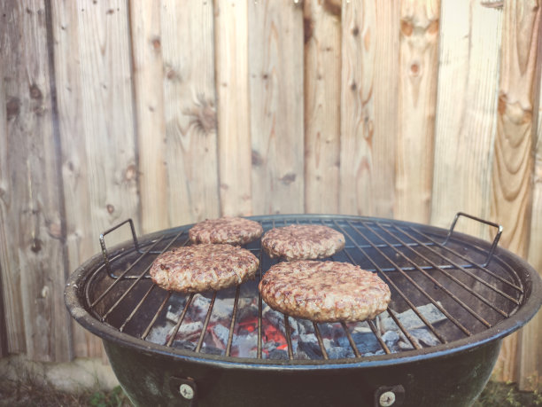 夏天在后院烧烤美味的大汉堡图片下载