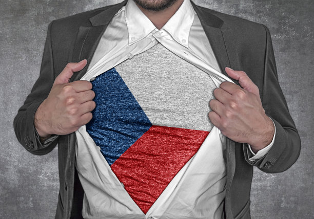 一名商人展示印有捷克共和国国旗的t恤，撕开自己的衬衫图片下载