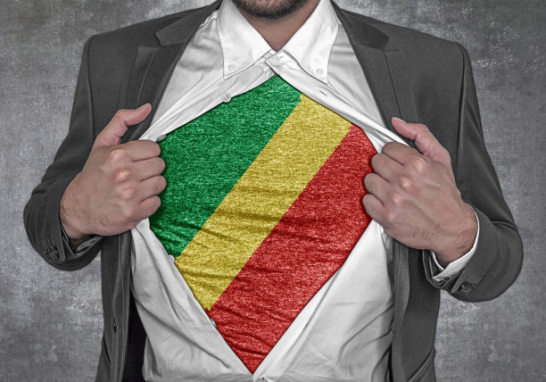 一名商人展示印有刚果共和国国旗的t恤，撕开自己的衬衫图片下载