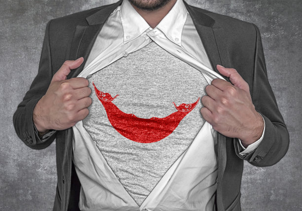 商人展示t恤上复活节岛的旗帜撕开他的衬衫图片下载