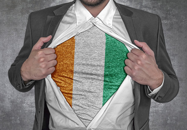 商人展示t恤科特迪瓦国旗撕开他的衬衫图片下载