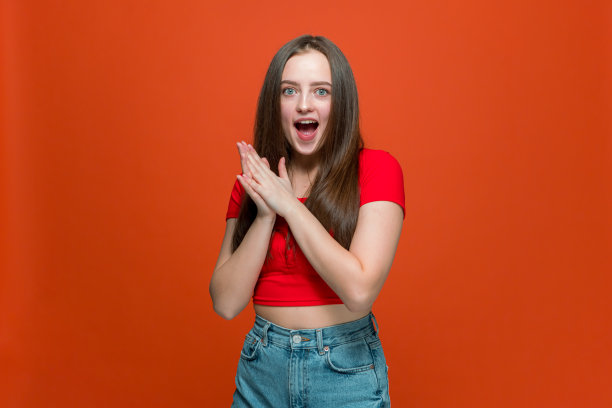 哦，我的天啊。震惊的年轻现代女孩看着大的惊讶的眼睛，惊讶于难以置信的销售图片下载