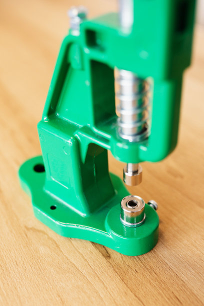 手动金属桌面工具，用于设置按钮和衣服上的铆钉图片下载