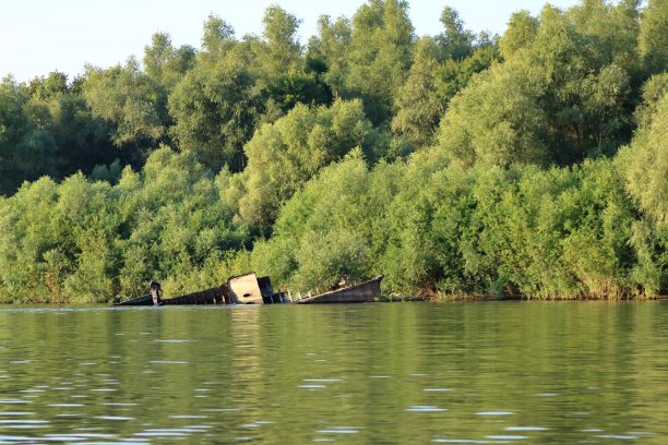 罗马尼亚多瑙河三角洲遗弃的沉船图片下载