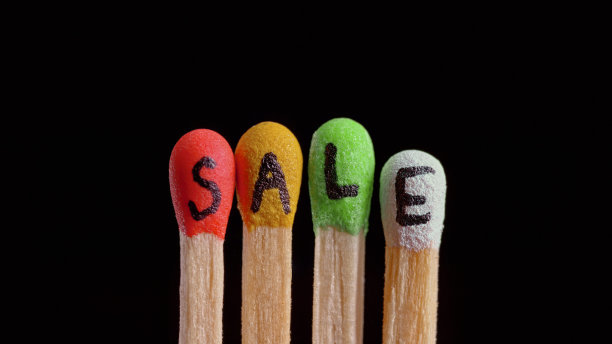 火柴棒上写着“出售”字样图片下载