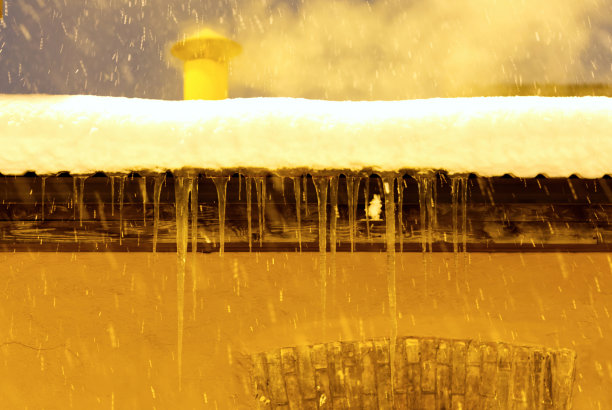 冬天屋顶上的冰柱图片下载