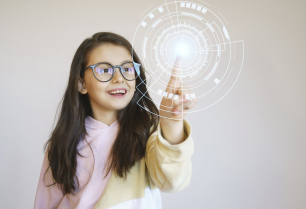 可爱的小女孩触摸着带有大数据网络连接的数字触摸屏图片下载