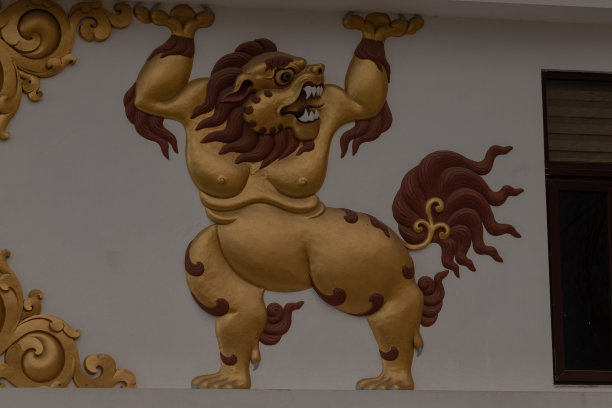 加德满都，Budhanilkantha, Jamchen Vijaya塔，窗户旁雕刻的狮子雕像图片下载