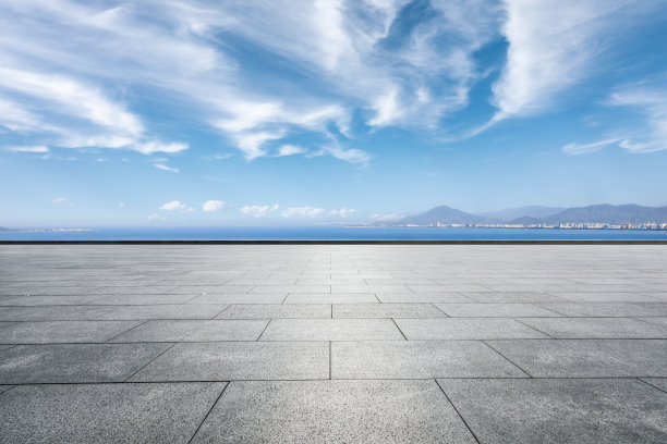 空旷的地面和河流与山脉图片下载