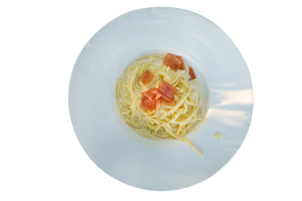 切成薄片的意大利面加奶酪，浇上酥脆的培根白孤立。图片下载