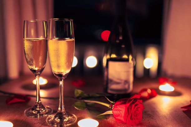 浪漫的烛光晚餐。浪漫的约会之夜。图片下载