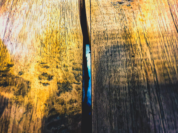 浅色木材与深色纤维的微距图像。图片下载