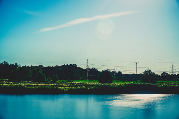 以田野为背景的河流景观。图片下载