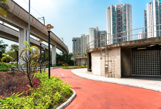 公园里的红色自行车道图片下载