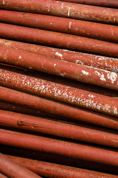 废物分类容器中的金属废料图片下载