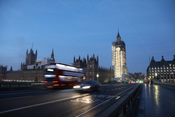 伦敦大本钟夜间交通红色巴士图片下载