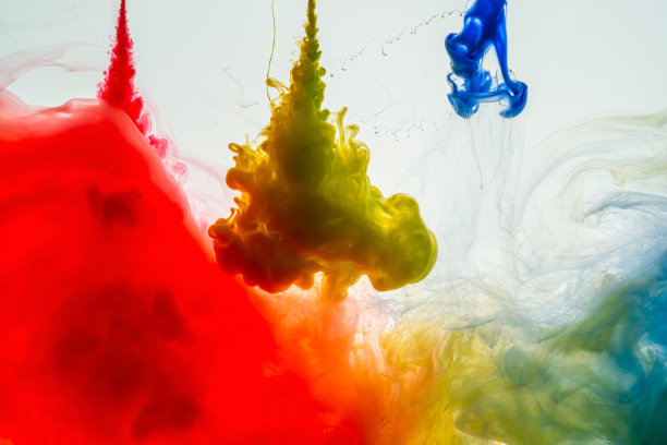 颜料流出的注射器图片下载