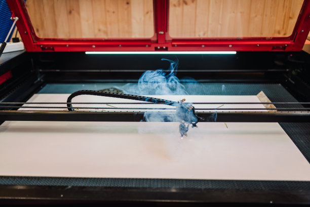 胶合板激光切割机关闭。图片下载