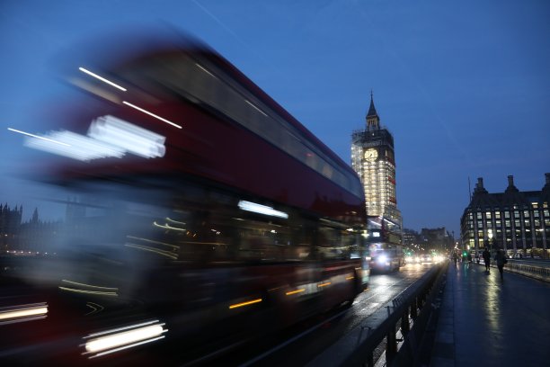 伦敦大本钟夜间交通红色巴士图片下载