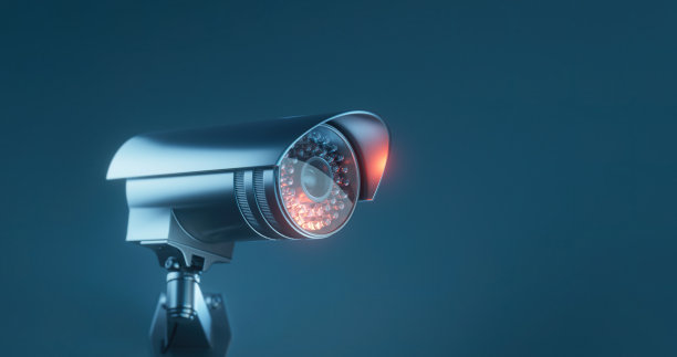 监控摄像机指向一边的梯度背景与复制空间图片下载