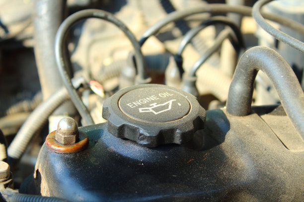 发动机的颈部为发动机油。特写镜头。背景。图片下载
