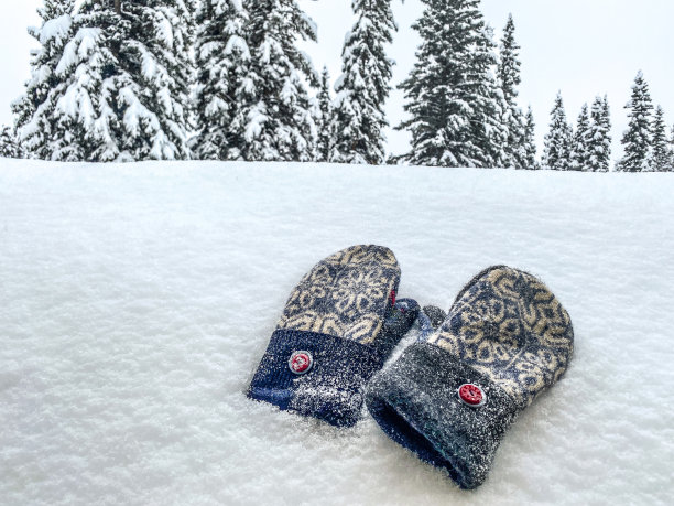 冬天下雪的羊毛手套图片下载