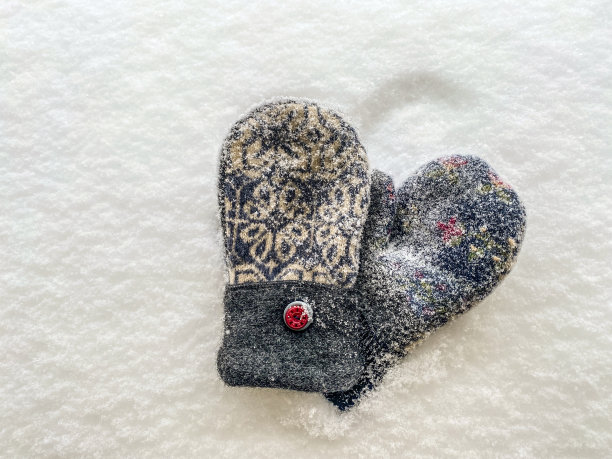 冬天下雪的羊毛手套图片下载