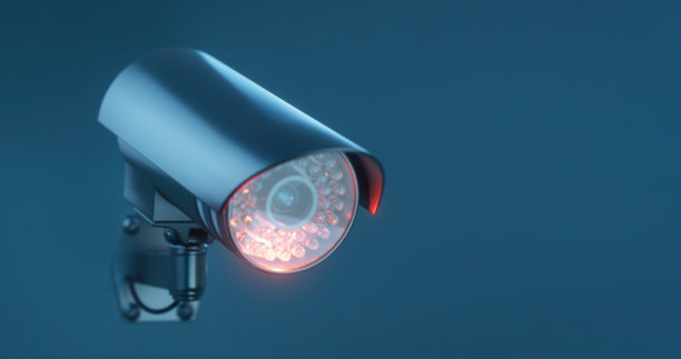 安全摄像头在近距离蓝色梯度背景与复制空间图片下载