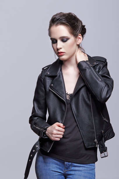 穿着黑色皮夹克的女性肖像。女人与不寻常的美丽晚装妆和紫罗兰-黑色阴影妆。图片下载