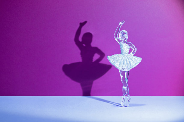 一个芭蕾舞女演员的雕像图片下载