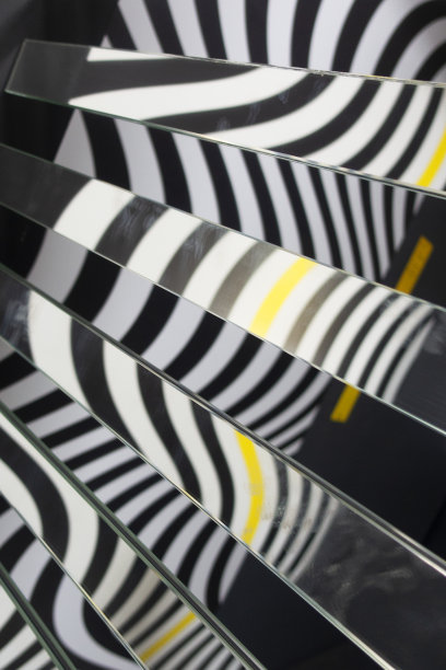 镜子与黑白对角条纹背景图片下载