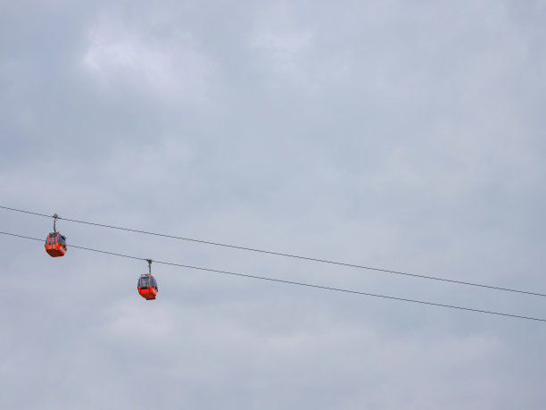 土耳其安塔利亚，雨云背景下的红色缆车小屋图片下载