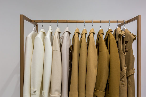 衣架上的衣服，女人的五彩外套图片下载