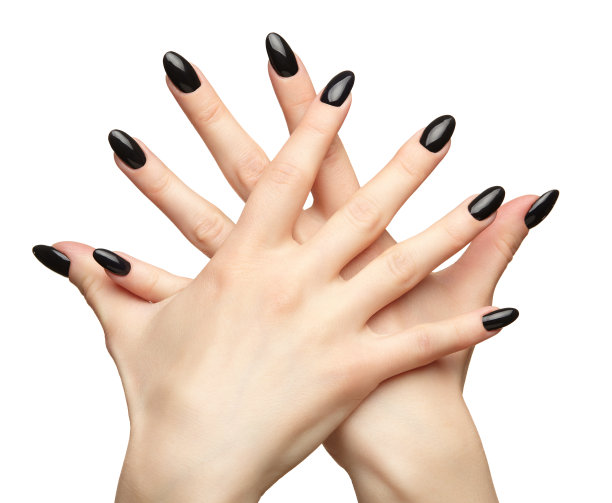 女性的手与黑色指甲指甲孤立在白色背景。图片下载