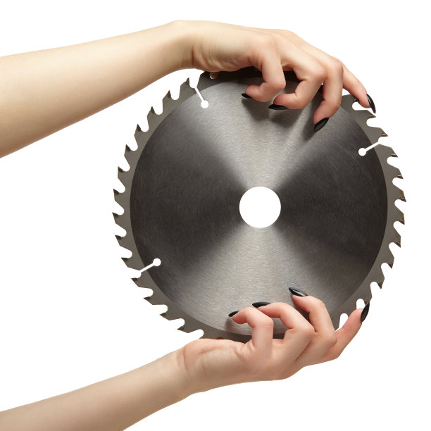 女性手指甲黑色，用圆锯片修指甲。图片下载