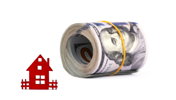 有象征意义的木制房子和100美元的白色背景图片下载