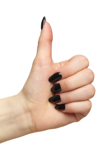女性的手与黑色指甲指甲指甲与拇指向上孤立在白色背景。图片下载
