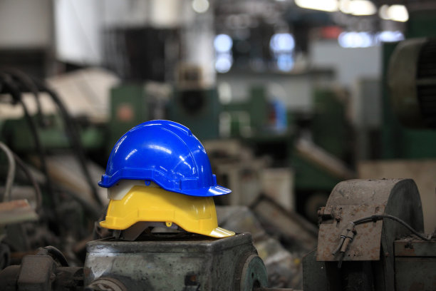 黄色和蓝色安全帽适用于工作区域图片下载