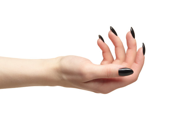 女性手与黑色指甲指甲孤立在白色背景。图片下载