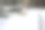 一名男子在私人庭院的室外游泳池清理积雪。冬季水池养护。图片下载