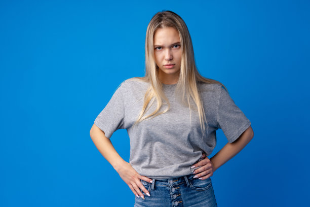 年轻少女的肖像不满不满的蓝色背景图片下载