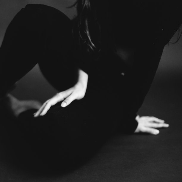 身体细节，一个穿着衣服的女孩的特写，身体美丽的四肢图片下载