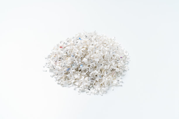 从碎纸机粉碎的纸的特写。图片下载