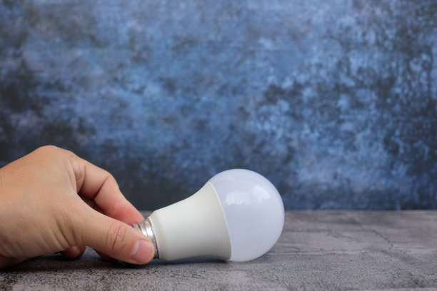 手里拿着发光的灯泡，有了想法、发明和灵感。你可以通过使用夜光灯和闪光器来建立一个独一无二的概念。图片下载