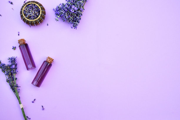 淡景背景上的薰衣草油和薰衣草花。图片下载